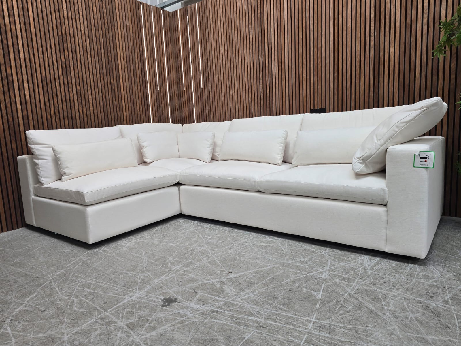 e31350ec-bb47-48f6-b40c-542923d53fd8